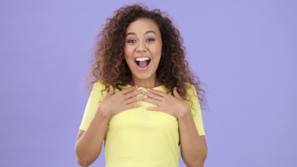 Hermosa Mujer Joven Africana Feliz Camiseta Amarilla Gratamente Sorprendida Mientras — Vídeos de Stock