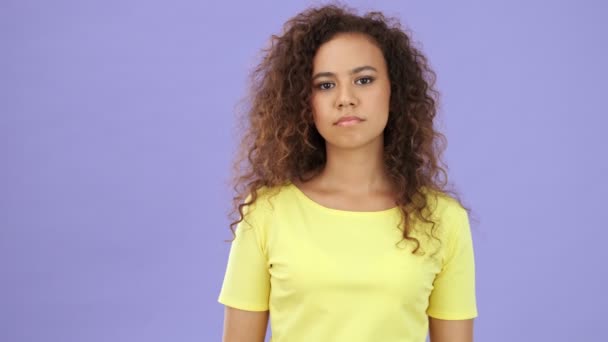 Mulher Jovem Africana Bonita Camiseta Amarela Cruzando Braços Discordando Algo — Vídeo de Stock