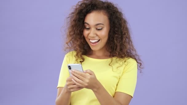 Mulher Jovem Africana Bonita Camiseta Amarela Tornando Surpreso Feliz Por — Vídeo de Stock