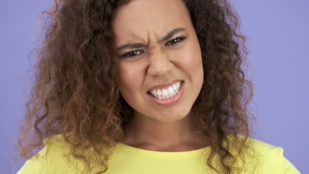 Close View Angry Ładna Afrykańska Młoda Kobieta Żółtym Shirt Krzyczy — Wideo stockowe