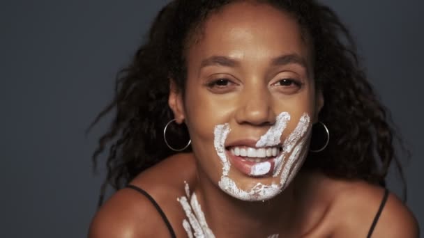 Jolie Jeune Femme Africaine Positive Avec Une Empreinte Main Sur — Video