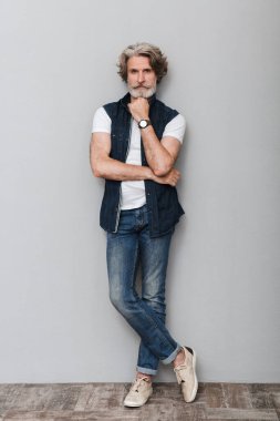 Çelik yelek giyen yakışıklı ve olgun bir adamın portresi.