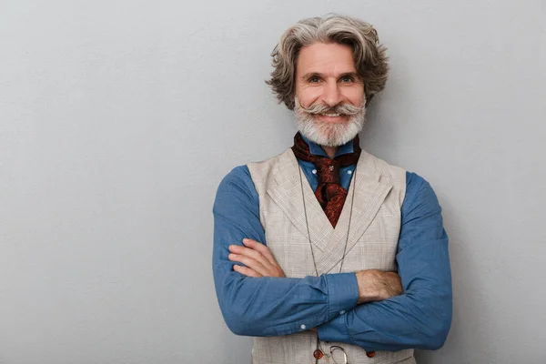 Senior Mann mit grauen Haaren isoliert über grauem Wandhintergrund. — Stockfoto
