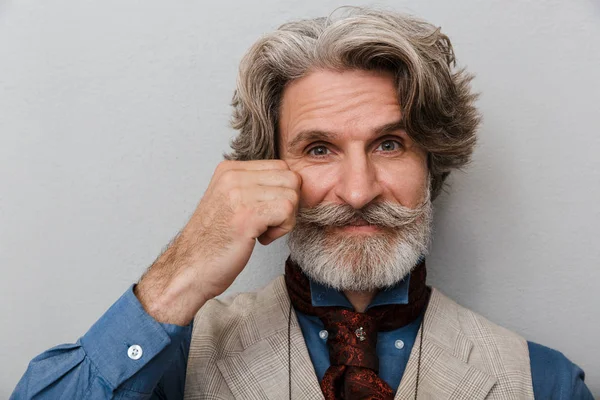 Senior Mann mit grauen Haaren isoliert über grauem Wandhintergrund. — Stockfoto