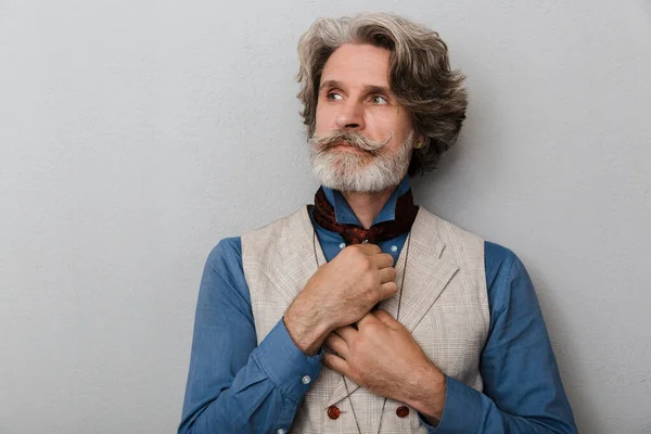 Homem idoso bonito concentrado com cabelo grisalho — Fotografia de Stock