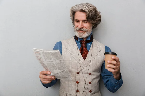 Schöner älterer Mann mit grauen Haaren — Stockfoto