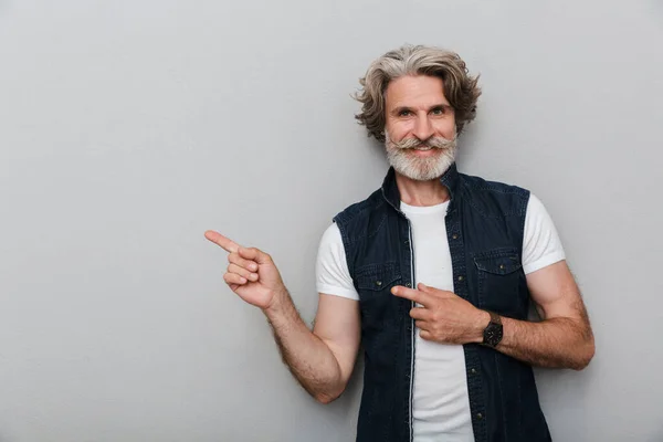 Uomo anziano con i capelli grigi isolati — Foto Stock