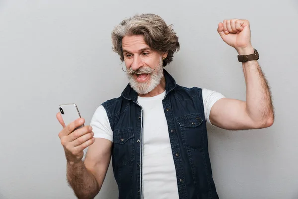 Portret van een knappe stijlvolle volwassen man met een vest aan — Stockfoto