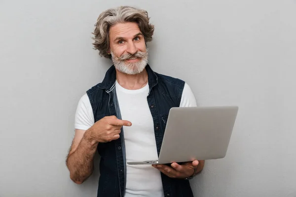 Porträt eines gut aussehenden, stilvollen, reifen Mannes mit Weste — Stockfoto