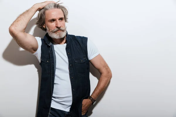 Ritratto di un bell'uomo maturo elegante che indossa un gilet — Foto Stock