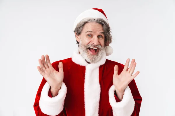 Image de heureux père Noël aux cheveux gris vieil homme en costume rouge sm — Photo