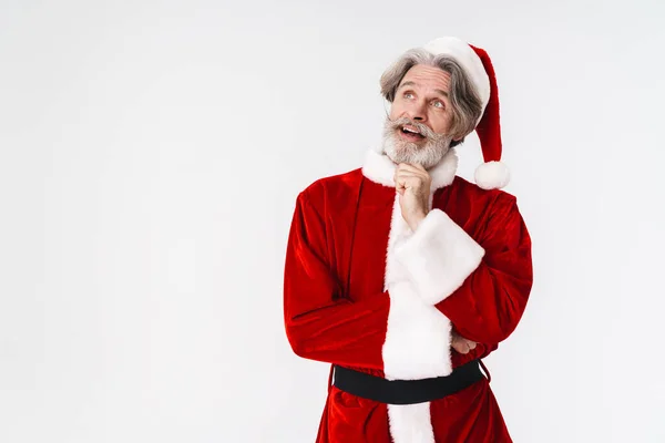 Bild des grauhaarigen Weihnachtsmannes Claus alter Mann in rotem Kostüm sieht aus — Stockfoto