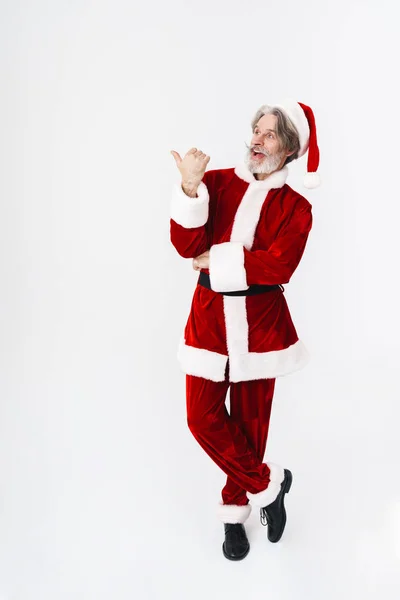 Image pleine longueur du Père Noël homme en costume rouge pointant fin — Photo