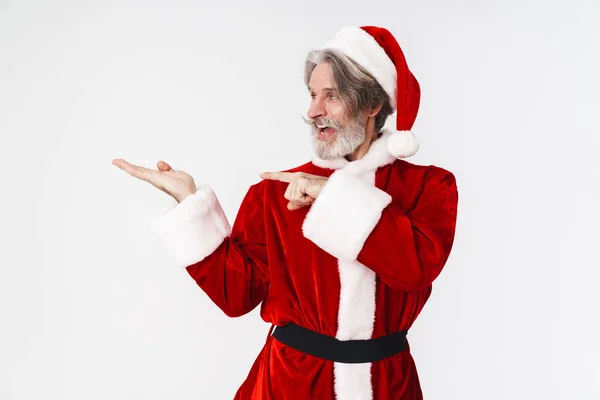 Imagen del hombre de Santa Claus en traje rojo sosteniendo copyspace en su —  Fotos de Stock