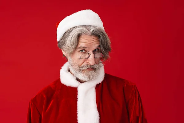 Bild des grauhaarigen alten Weihnachtsmannes in Brille und Ganzkörper — Stockfoto