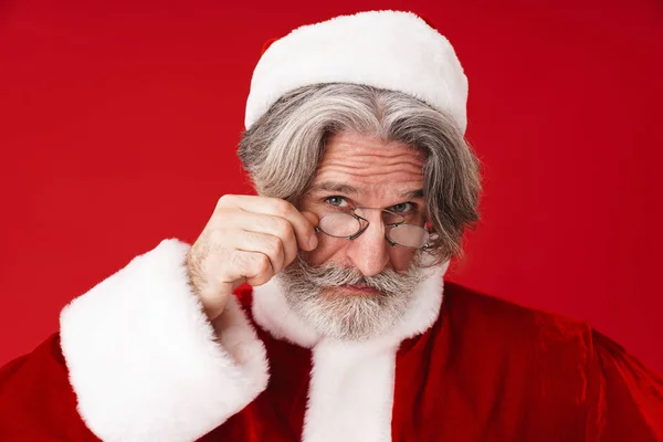 Image de vieux Père Noël homme en lunettes et costume de vacances — Photo