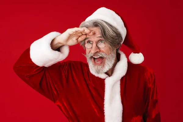 Image du vieux Père Noël aux cheveux gris joyeux en lunettes lo — Photo