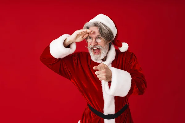 Image du père Noël aux cheveux gris vieil homme en costume rouge pointant — Photo