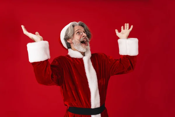 Bild eines Weihnachtsmannes im Kostüm, der mit Delikatessen nach oben blickt — Stockfoto