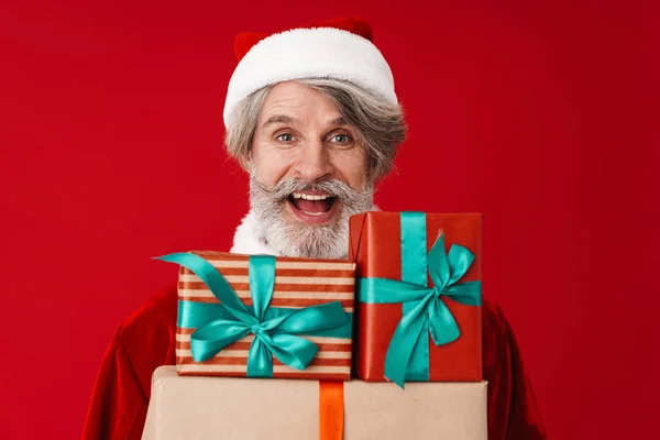快乐的白发苍苍的圣诞老人手持礼品盒的照片 — 图库照片