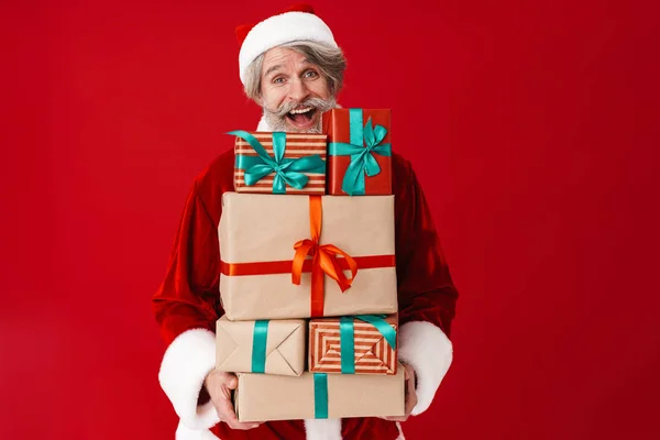 Bild von fröhlichen grauhaarigen alten Weihnachtsmann mit Geschenkschachtel — Stockfoto
