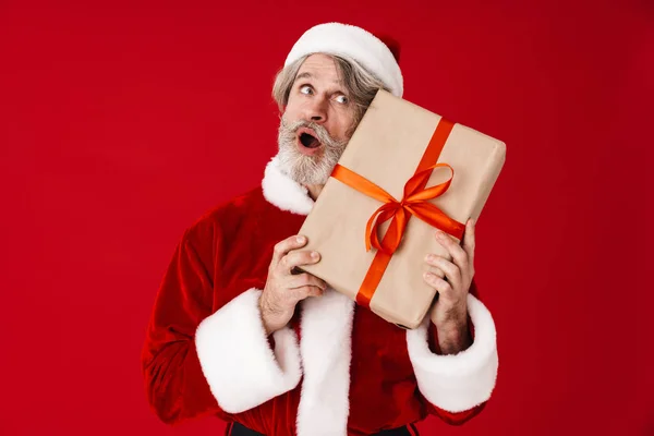 快乐的白发苍苍的圣诞老人手持礼品盒的照片 — 图库照片