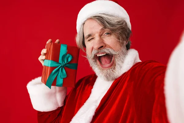 Obraz radosny stary Święty Mikołaj człowiek biorąc selfie zdjęcie z gif — Zdjęcie stockowe
