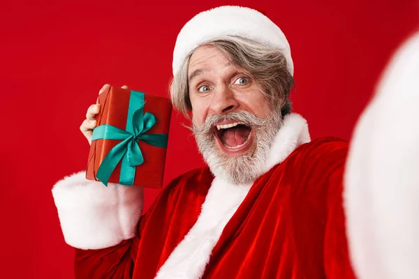 Bild des fröhlichen alten Weihnachtsmannes beim Selfie-Foto mit gif — Stockfoto