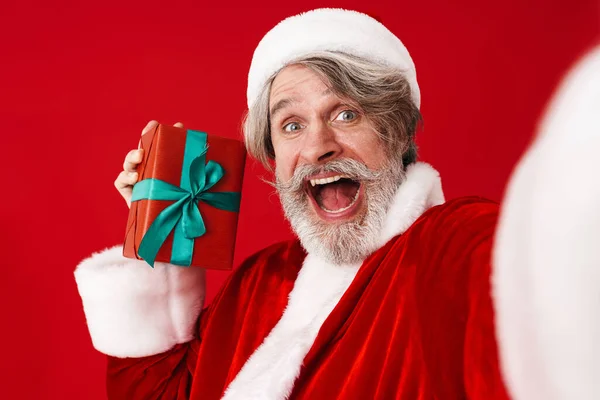 Image du vieil homme joyeux Père Noël prenant selfie photo avec gif — Photo