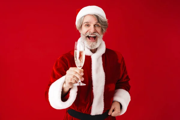 Bild eines fröhlichen alten Weihnachtsmannes, der lächelt und Champa in der Hand hält — Stockfoto