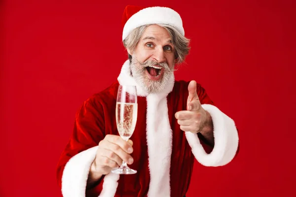 Imagen del alegre viejo Papá Noel sonriendo y sosteniendo al champa —  Fotos de Stock