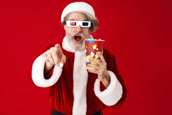 Obraz starego Mikołaja człowieka w okularach 3d gospodarstwa bucke popcorn — Zdjęcie stockowe