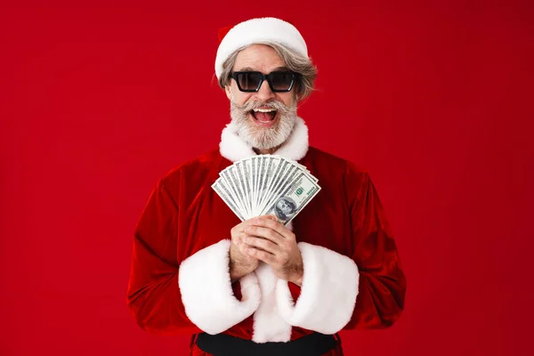 Porträt eines aufgeregten alten Mannes im Weihnachtsmannkostüm, der Geld hält — Stockfoto