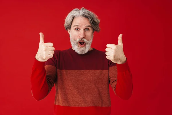 Retrato de bigode de cabelos grisalhos velho homem em suéter gesticulando t — Fotografia de Stock