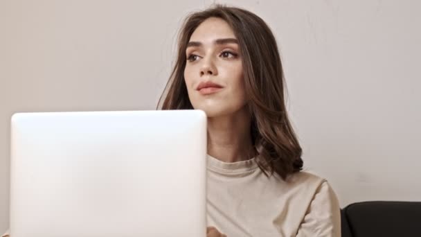 Mujer Morena Reflexiva Usando Ordenador Portátil Mientras Está Sentado Sofá — Vídeos de Stock