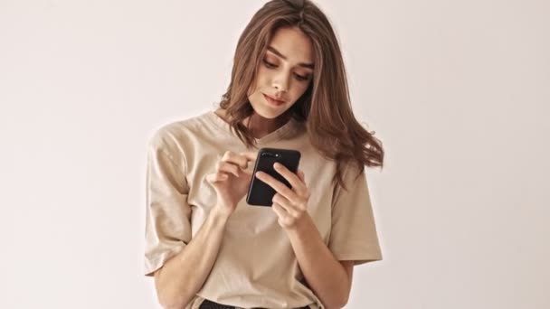 Sorrindo Beleza Pensativa Mulher Morena Olhando Para Longe Usando Smartphone — Vídeo de Stock