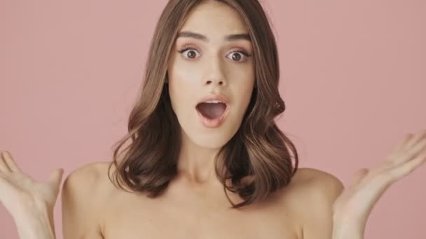 Uma Jovem Mulher Sem Camisa Feliz Surpreendente Alegra Levantar Mãos — Vídeo de Stock