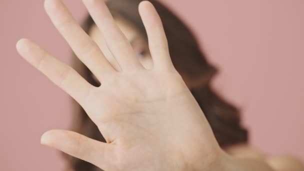 Close Zicht Van Jonge Halfnaakte Vrouw Zwaait Met Haar Hand — Stockvideo