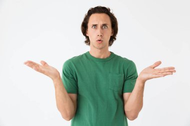 Kafası karışmış genç bir adamın basit tişörtler giyip hayretle el kol hareketi yaptığı görüntüler.