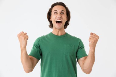 Kazanan olarak haykıran ve el kol hareketi yapan genç adamın görüntüsü