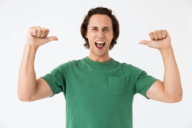 Basit tişörtler giymiş haykıran ve kendini suçlayan genç adamın görüntüsü.