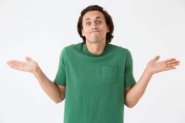 Esmer genç bir adamın omuz silkip el sallaması.