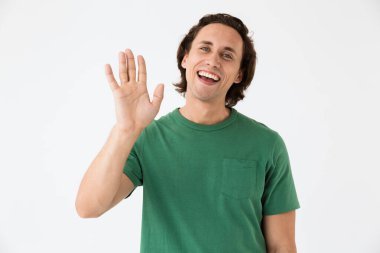 Gülen ve el sallayan neşeli genç bir adam resmi