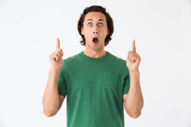 Heyecanlı genç bir adamın gülümsemesi ve parmaklarını yukarı kaldırması.