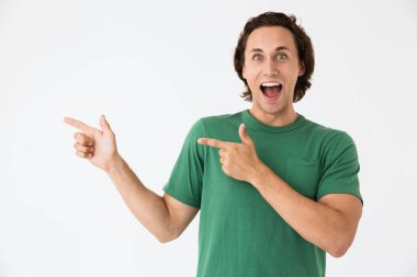 Esmer, genç bir adamın gülüşü ve parmakla işaret edişi.