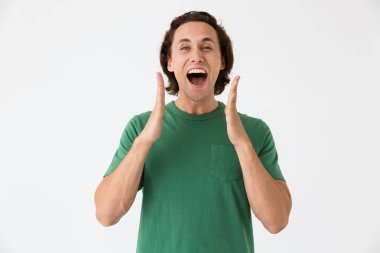 Kafkasyalı bir gencin basit bir tişört giyip çığlık atması veya bağırması.