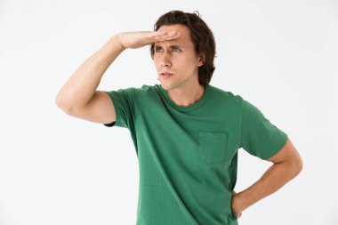 Eli alnında izleyen ciddi bir gencin görüntüsü.