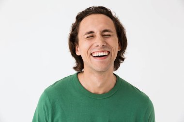 Fotoğraf makinesine gülümseyen esmer adam resmi.