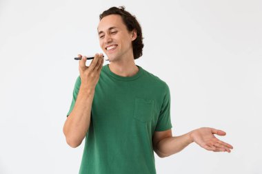 Kafkasyalı esmer bir adamın akıllı telefondaki gülümsemesi ve konuşması.