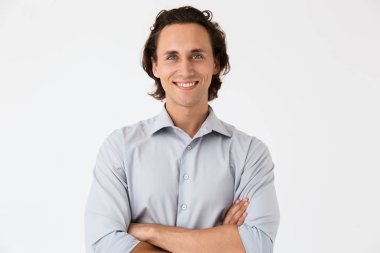 Ofis tişörtlü kendine güvenen iş adamının resmi.